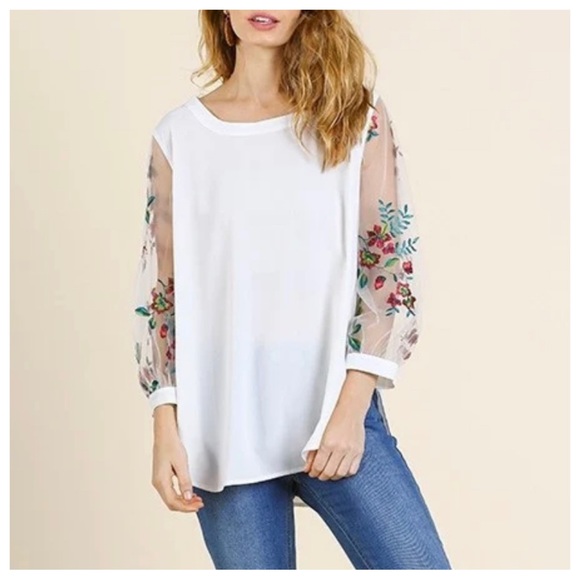 EMBROIDERED FLORAL SCOOP NECK RUFFLE HEM KNIT TOP